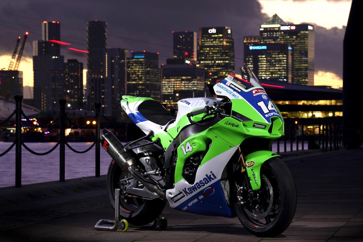 FS3 Kawasaki throws back to 90s with retro suited ZX1... Visordown